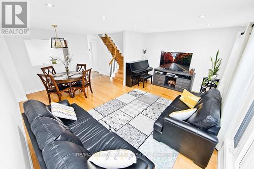 132 Ashridge Court, Mississauga, ON - Indoor Photo Showing Living Room