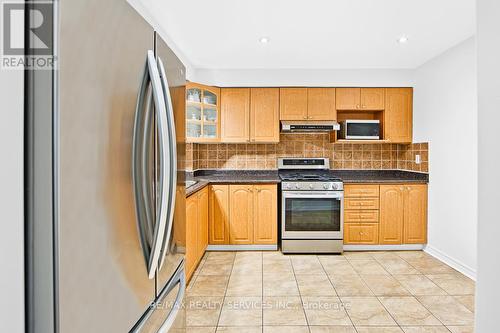 132 Ashridge Court, Mississauga, ON - Indoor Photo Showing Kitchen