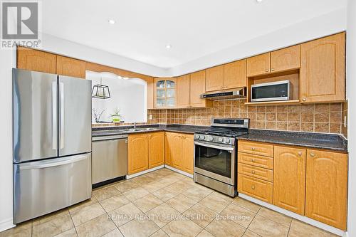 132 Ashridge Court, Mississauga, ON - Indoor Photo Showing Kitchen