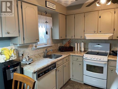 10 Water Front Road, Roberts Arm, NL - Indoor Photo Showing Kitchen