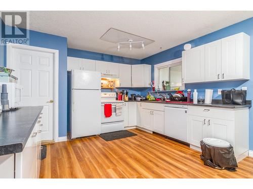 3072 Springfield Road, Kelowna, BC - Indoor Photo Showing Kitchen With Double Sink