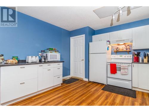 3072 Springfield Road, Kelowna, BC - Indoor Photo Showing Kitchen