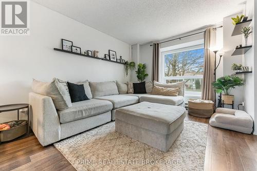 63 - 226 Highview Avenue W, London, ON - Indoor Photo Showing Living Room