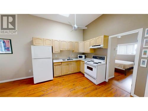 kitchen - 1028 Lakeshore Drive Unit# 221, Penticton, BC - Indoor Photo Showing Kitchen With Double Sink