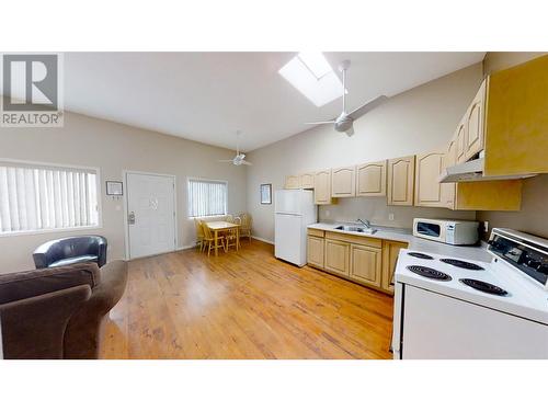 kitchen dining area - 1028 Lakeshore Drive Unit# 221, Penticton, BC - Indoor Photo Showing Kitchen