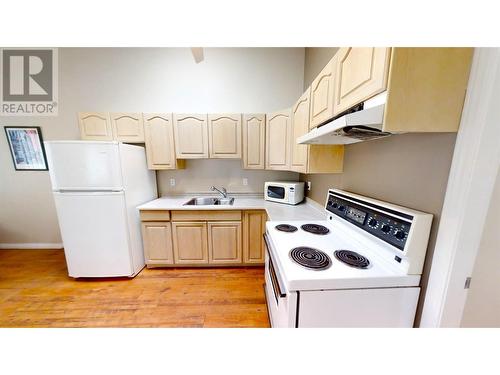 kitchen - 1028 Lakeshore Drive Unit# 221, Penticton, BC - Indoor Photo Showing Kitchen