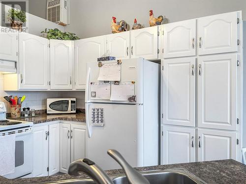 10500 Orchard Crescent Unit# 4, Summerland, BC - Indoor Photo Showing Kitchen