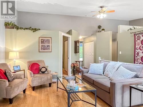 10500 Orchard Crescent Unit# 4, Summerland, BC - Indoor Photo Showing Living Room