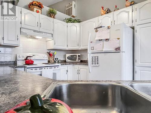 10500 Orchard Crescent Unit# 4, Summerland, BC - Indoor Photo Showing Kitchen With Double Sink