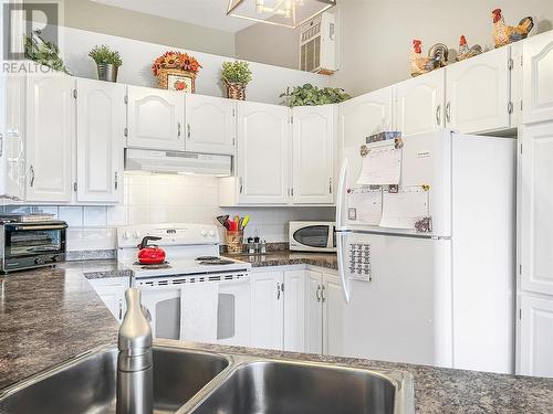 10500 Orchard Crescent Unit# 4, Summerland, BC - Indoor Photo Showing Kitchen With Double Sink