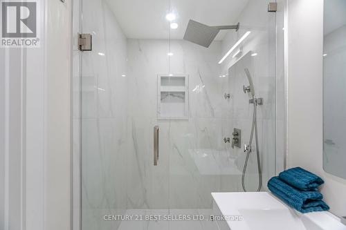 2667 Thorn Lodge Drive, Mississauga, ON - Indoor Photo Showing Bathroom