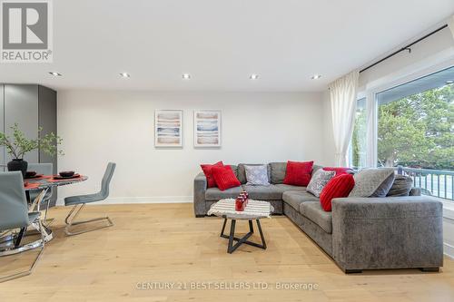 2667 Thorn Lodge Drive, Mississauga, ON - Indoor Photo Showing Living Room