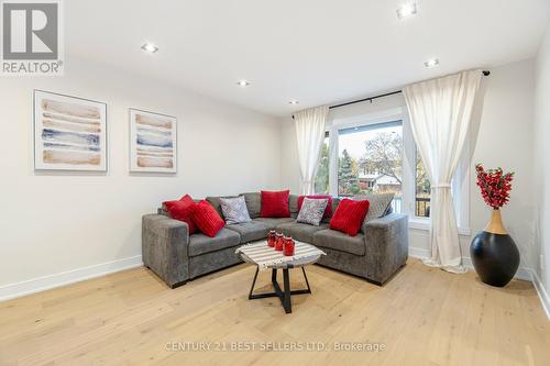 2667 Thorn Lodge Drive, Mississauga, ON - Indoor Photo Showing Living Room