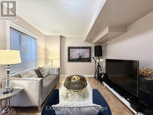 Th7 - 9133 Bayview Avenue, Richmond Hill, ON - Indoor Photo Showing Living Room