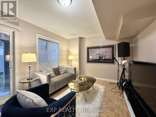 Th7 - 9133 Bayview Avenue, Richmond Hill, ON - Indoor Photo Showing Living Room