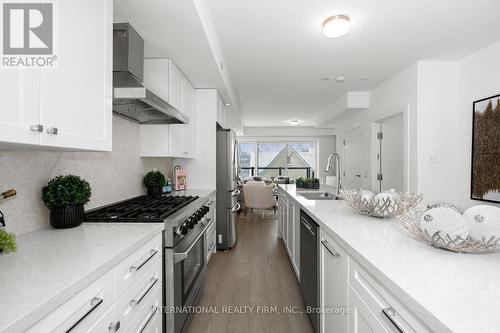 5 - 1 Hartman Avenue, Vaughan, ON - Indoor Photo Showing Kitchen With Double Sink With Upgraded Kitchen