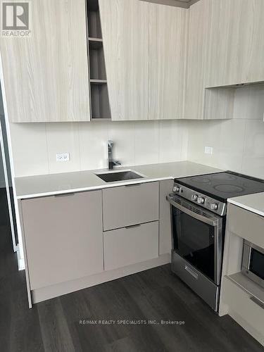 501 - 3900 Confederation Parkway S, Mississauga, ON - Indoor Photo Showing Kitchen