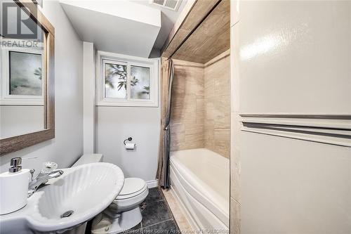 32 Melrose Avenue, Leamington, ON - Indoor Photo Showing Bathroom