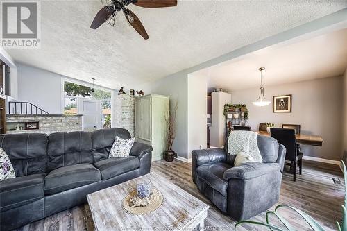 32 Melrose Avenue, Leamington, ON - Indoor Photo Showing Living Room