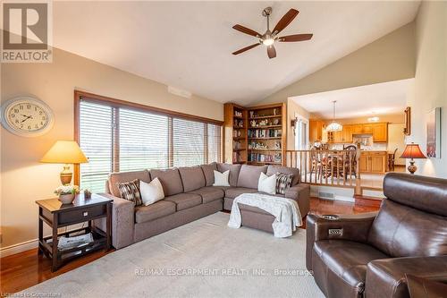 6166 Sinclairville Road, Hamilton, ON - Indoor Photo Showing Living Room