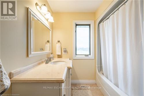 6166 Sinclairville Road, Hamilton, ON - Indoor Photo Showing Bathroom