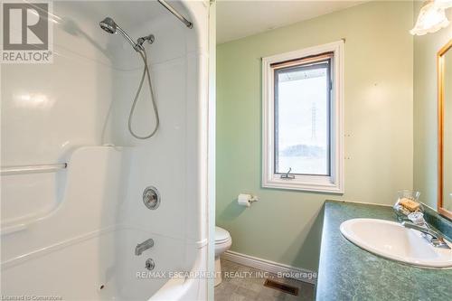 6166 Sinclairville Road, Hamilton, ON - Indoor Photo Showing Bathroom