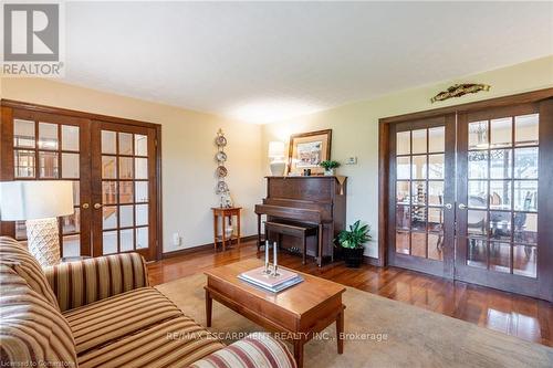 6166 Sinclairville Road, Hamilton, ON - Indoor Photo Showing Living Room