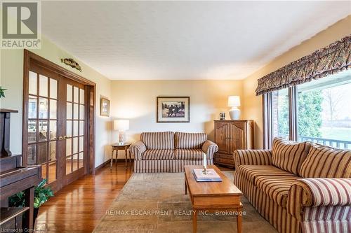 6166 Sinclairville Road, Hamilton, ON - Indoor Photo Showing Living Room