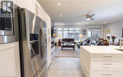 18 - 9245 Shoveller Avenue, Niagara Falls, ON - Indoor Photo Showing Kitchen