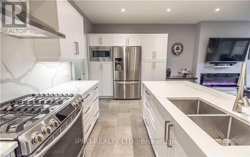 18 - 9245 Shoveller Avenue, Niagara Falls, ON - Indoor Photo Showing Kitchen With Double Sink With Upgraded Kitchen