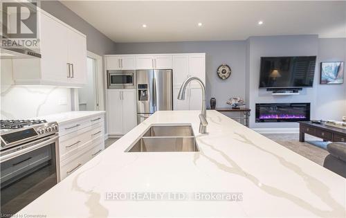 18 - 9245 Shoveller Avenue, Niagara Falls, ON - Indoor Photo Showing Kitchen With Double Sink With Upgraded Kitchen