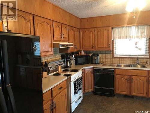 7627 Discovery Road, Regina, SK - Indoor Photo Showing Kitchen With Double Sink