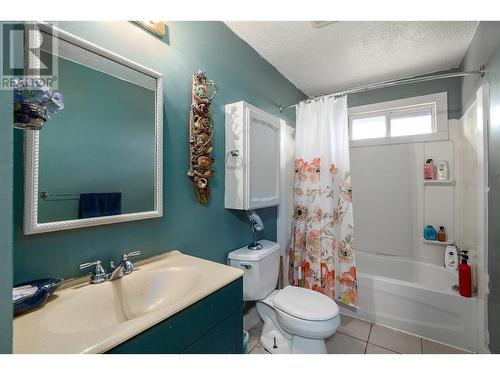 3078 Springfield Road, Kelowna, BC - Indoor Photo Showing Bathroom