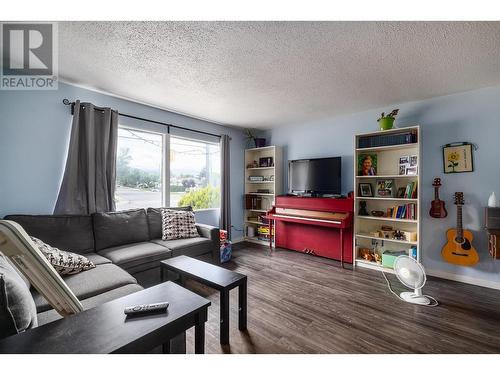 3078 Springfield Road, Kelowna, BC - Indoor Photo Showing Living Room