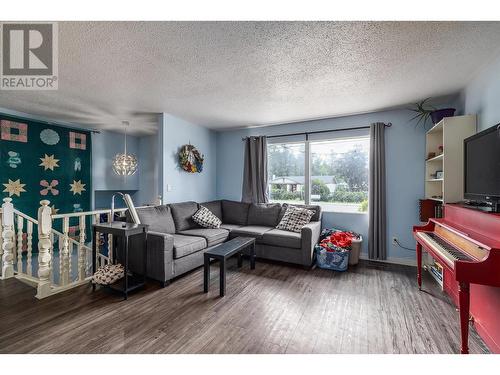 3078 Springfield Road, Kelowna, BC - Indoor Photo Showing Living Room