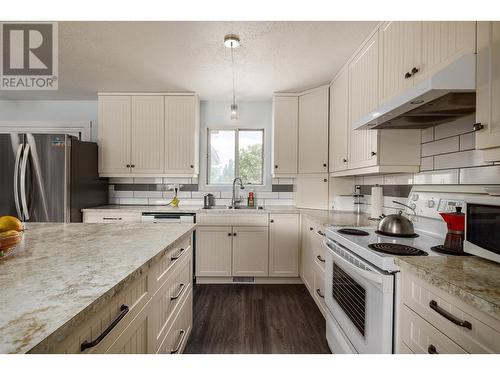 3078 Springfield Road, Kelowna, BC - Indoor Photo Showing Kitchen