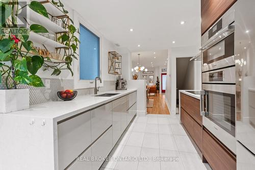 754 Adelaide Street W, Toronto, ON - Indoor Photo Showing Kitchen