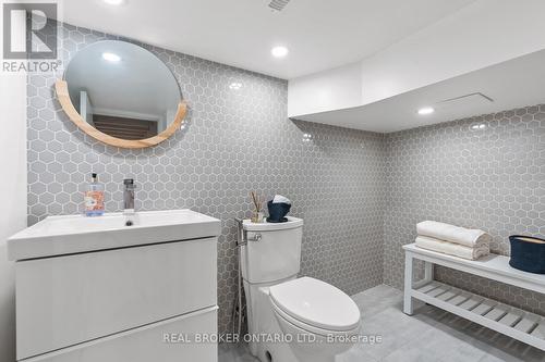 754 Adelaide Street W, Toronto, ON - Indoor Photo Showing Bathroom