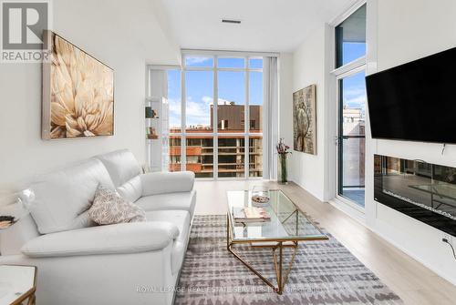 1405 - 32 Davenport Road, Toronto, ON - Indoor Photo Showing Living Room