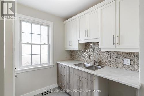 75 Argyle Crescent, St. Catharines (450 - E. Chester), ON - Indoor Photo Showing Kitchen With Double Sink With Upgraded Kitchen