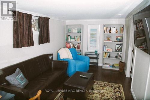 75 Argyle Crescent, St. Catharines (450 - E. Chester), ON - Indoor Photo Showing Living Room