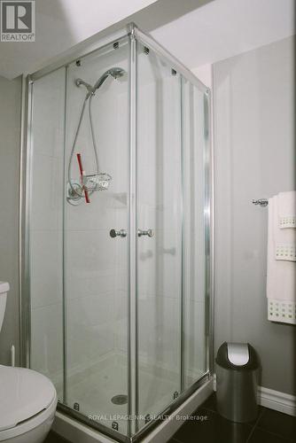 75 Argyle Crescent, St. Catharines (450 - E. Chester), ON - Indoor Photo Showing Bathroom