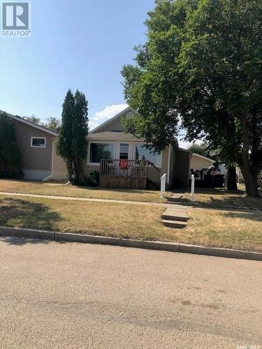 206 3Rd Avenue E, Assiniboia, SK - Outdoor