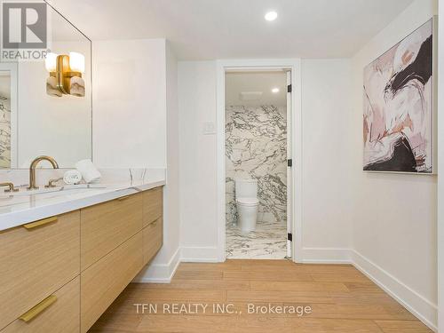 1701 - 63 St Clair Avenue W, Toronto, ON - Indoor Photo Showing Bathroom