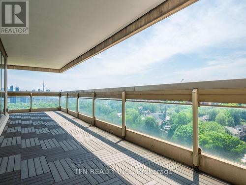 1701 - 63 St Clair Avenue W, Toronto, ON -  With View With Exterior