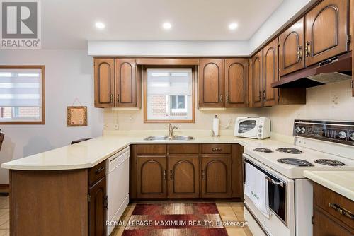 44 Flagstick Court, Toronto, ON - Indoor Photo Showing Kitchen With Double Sink