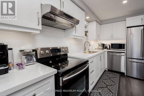 44 Flagstick Court, Toronto, ON - Indoor Photo Showing Kitchen With Double Sink With Upgraded Kitchen