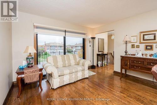 44 Flagstick Court, Toronto, ON - Indoor Photo Showing Living Room