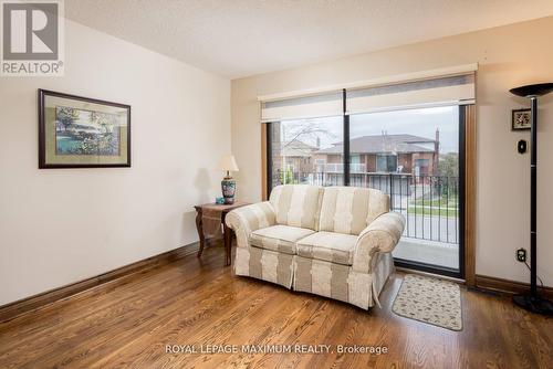 44 Flagstick Court, Toronto, ON - Indoor Photo Showing Living Room