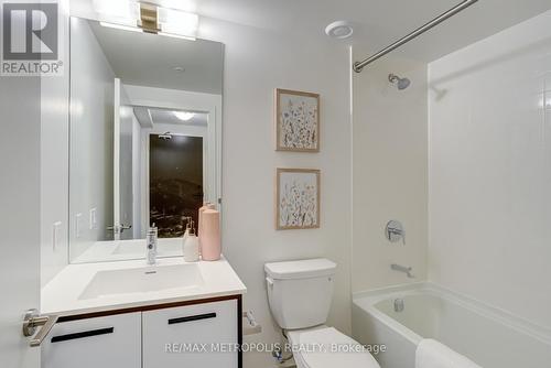 411 - 185 Deerfield Road, Newmarket, ON - Indoor Photo Showing Bathroom